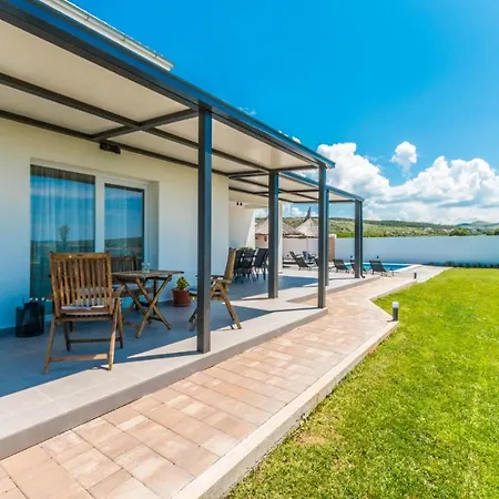 Teta Ana Villa *